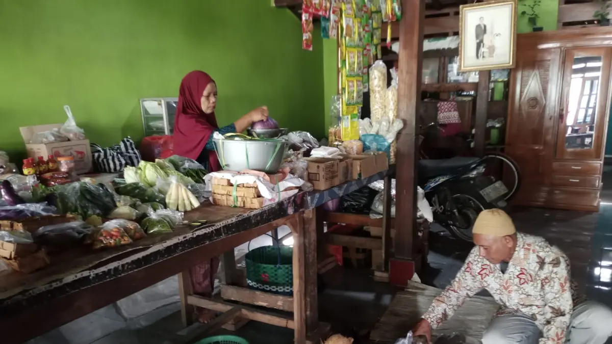 Sutarto dan Samini sedang menyiapkan dagangannya di rumahnya. Foto diambil sebelum berangkat ke Tanah Suci. (Ahmad Khairudin/Radar Solo)