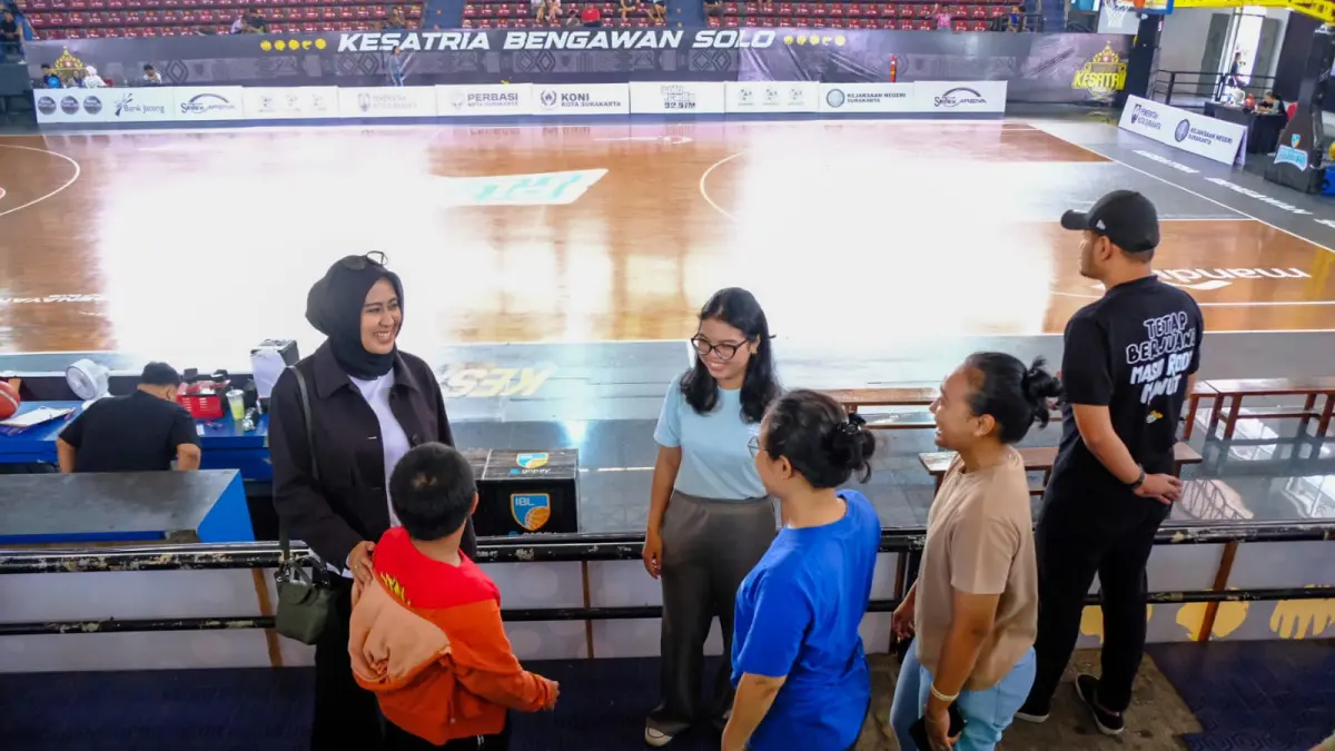 Wawali Solo Astrid Widayani berbincang dengan atlet junior dan orang tua atlet. (Humas Pemkot Solo)