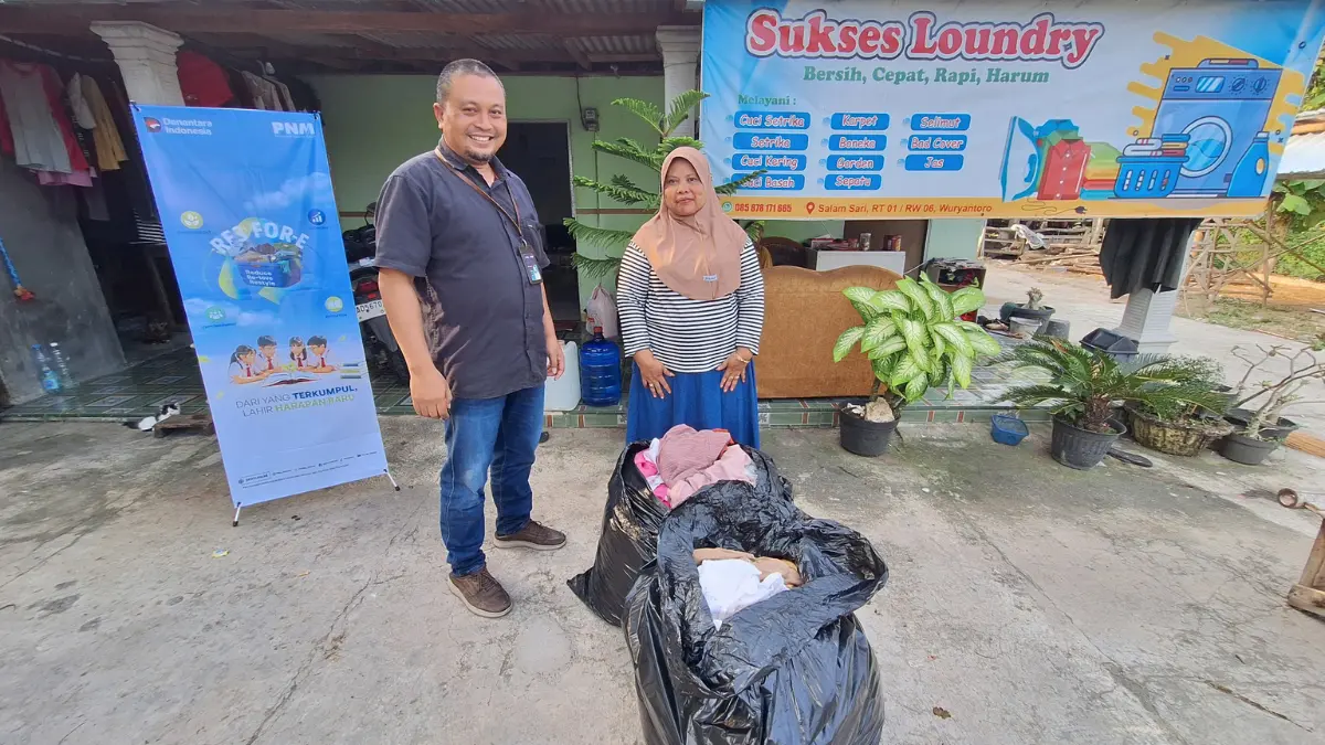 Emi Himawati, nasabah PNM Mekaar Wuryantoro yang memiliki usaha laundry. (ISTIMEWA)