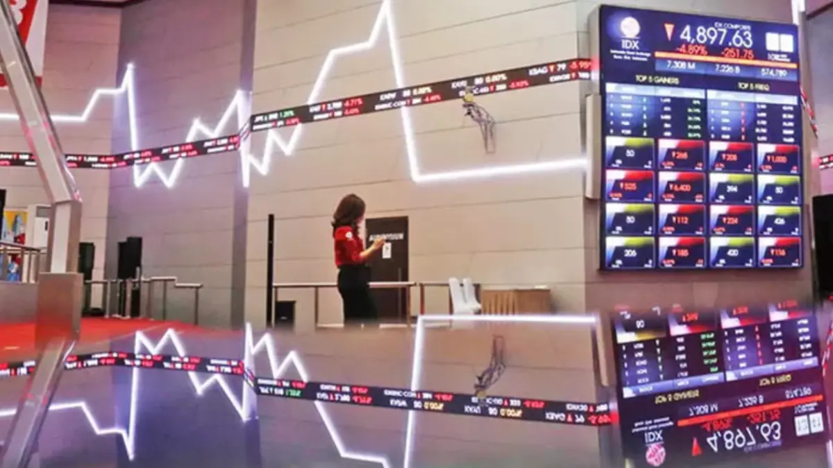 Ilustrasi investor tengah mengamati pergerakan harga saham di Gedung Bursa Efek Indonesia (BEI).

