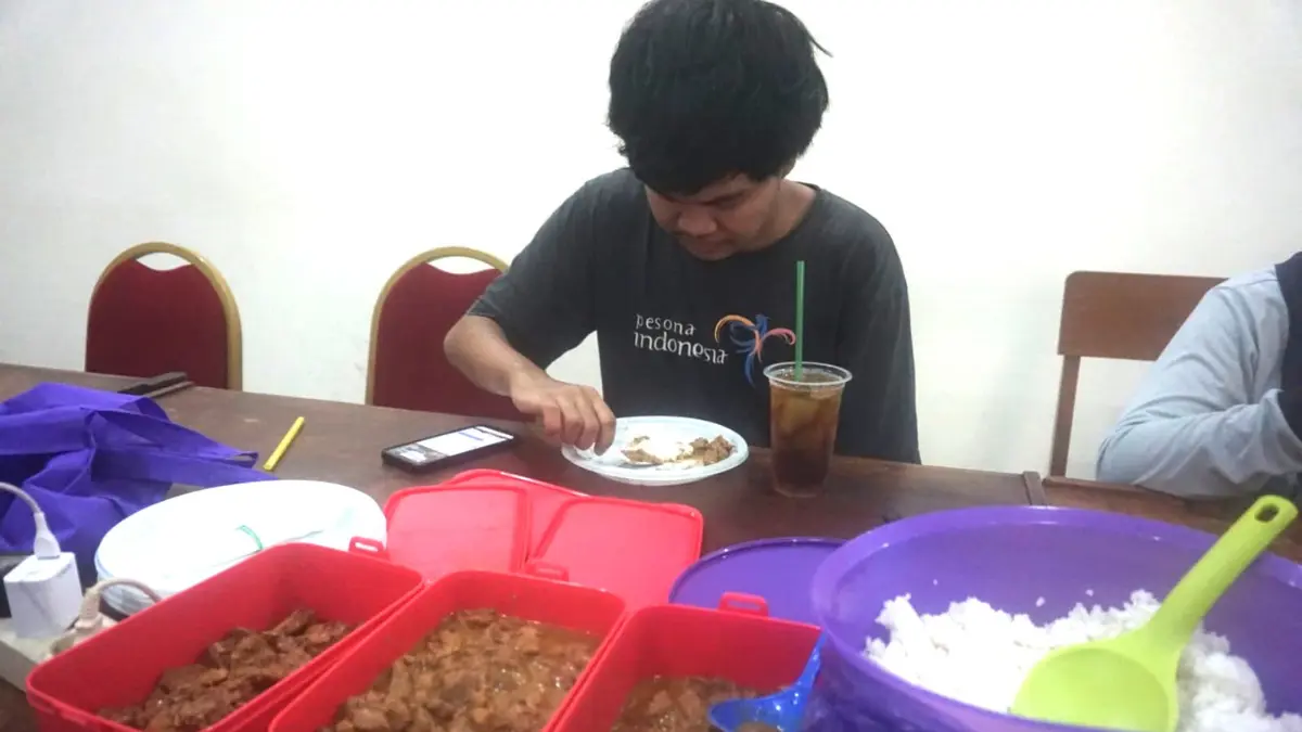 Ilustrasi seseorang sedang mengonsumsi olahan daging sapi dan kambing. (ANGGA PURENDA/RADAR SOLO)