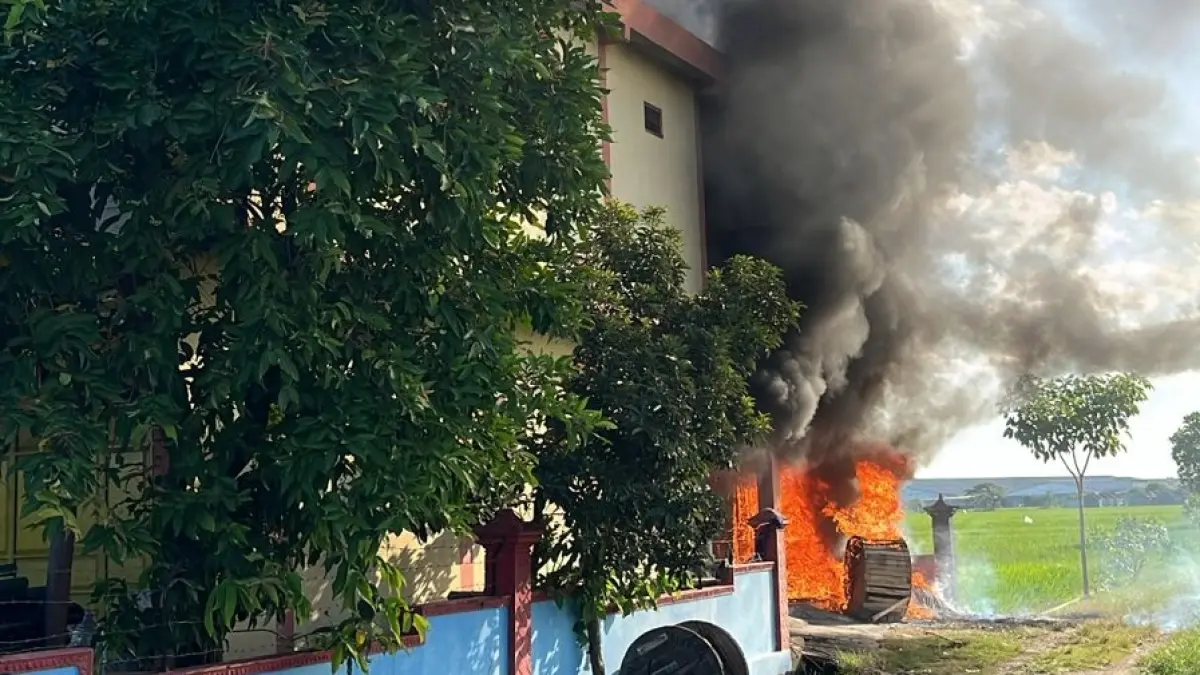 Kebakaran menimpa gudang penyimpanan kabel optik milik PT Cipta Karya Teknologi di kawasan Pandawa, Kelurahan Joho, Kecamatan Sukoharjo Kota, Jumat (29/5). (Dok. Damkar Sukoharjo)