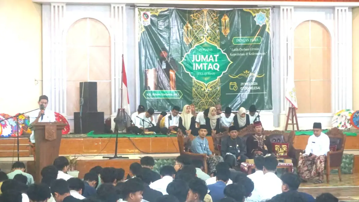 Kegiatan Jumat Imtaq berupa sesi kajian keagamaan mendalam dengan menghadirkan KH. Ikhsan Harjanto di GOR SMAN 3 Klaten. (Angga Purenda/Radar Solo)