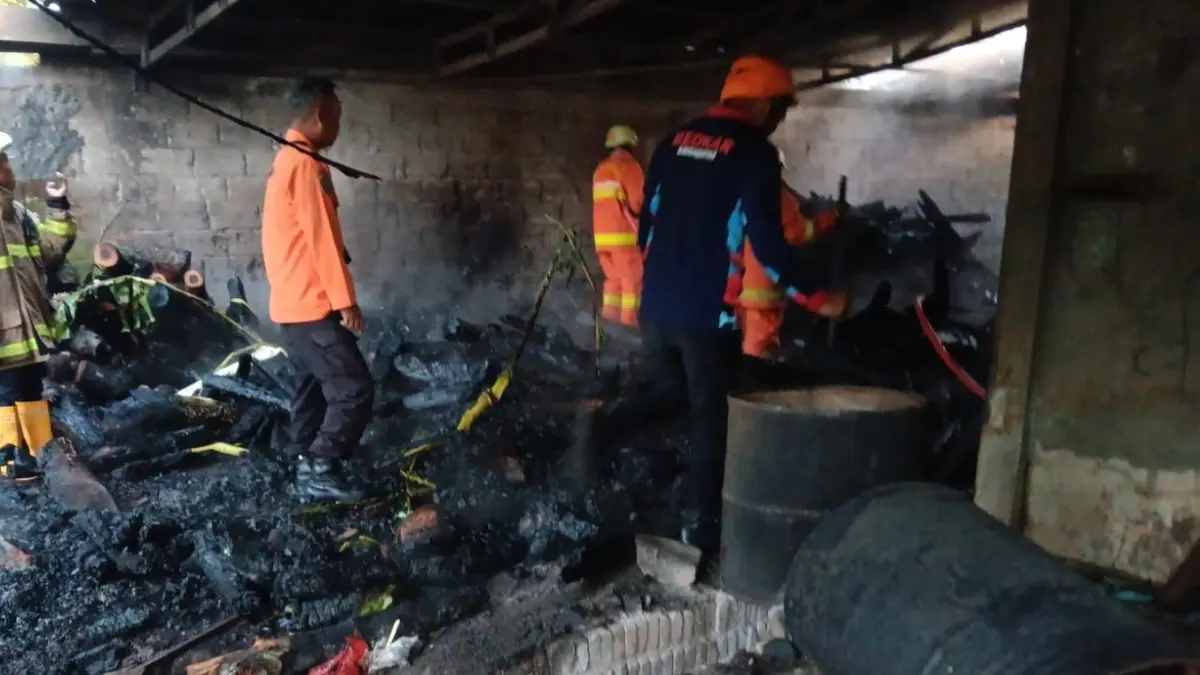 Kondisi gudang kayu di Dukuh Krajan RT 05 RW 04, Desa Sringing, Kecamatan Jumantono, Kabupaten Karanganyar yang terbakar, Jumat (29/5/2026) dini hari. (Rudi Hartono/Radar Solo) 