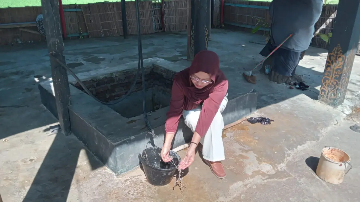 
Pengunjung mengambil air di Sendang Eyang Sulur Pandan dengan ember dan tali timba. (IWAN KAWUL/RADAR SOLO)
