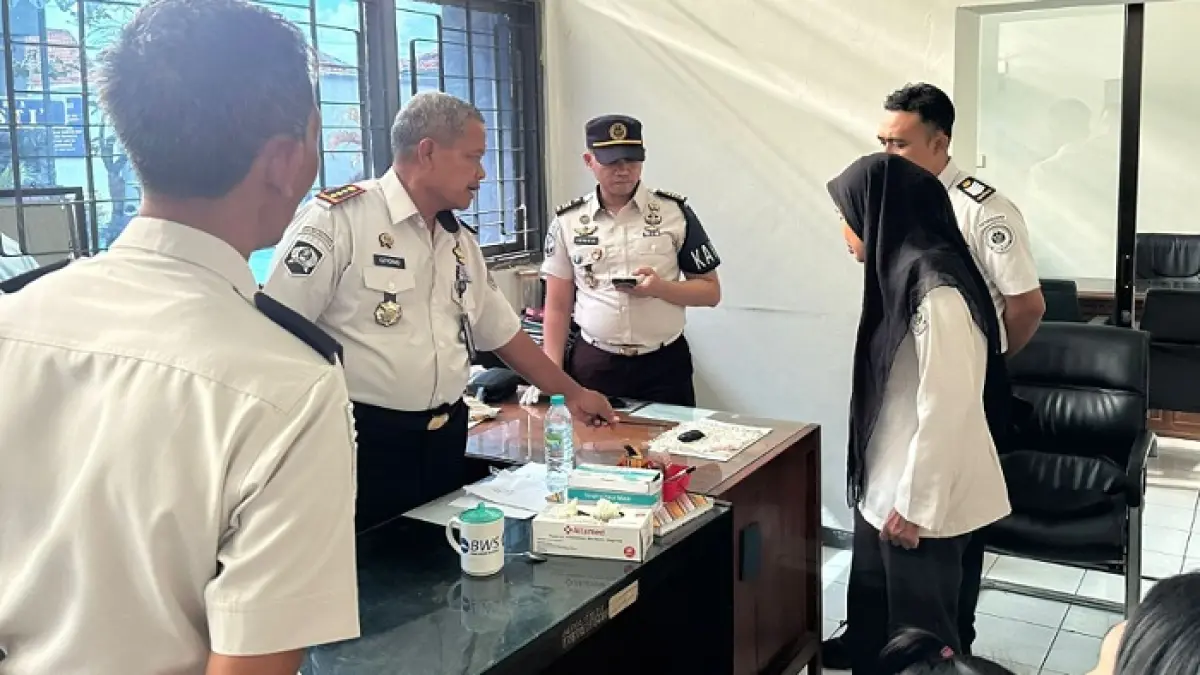 Petugas Lapas Sragen menyita narkoba yang diselundupkan seorang perempuan yang menjenguk keluarga. (Ahmad Khairudin/Radar Solo)