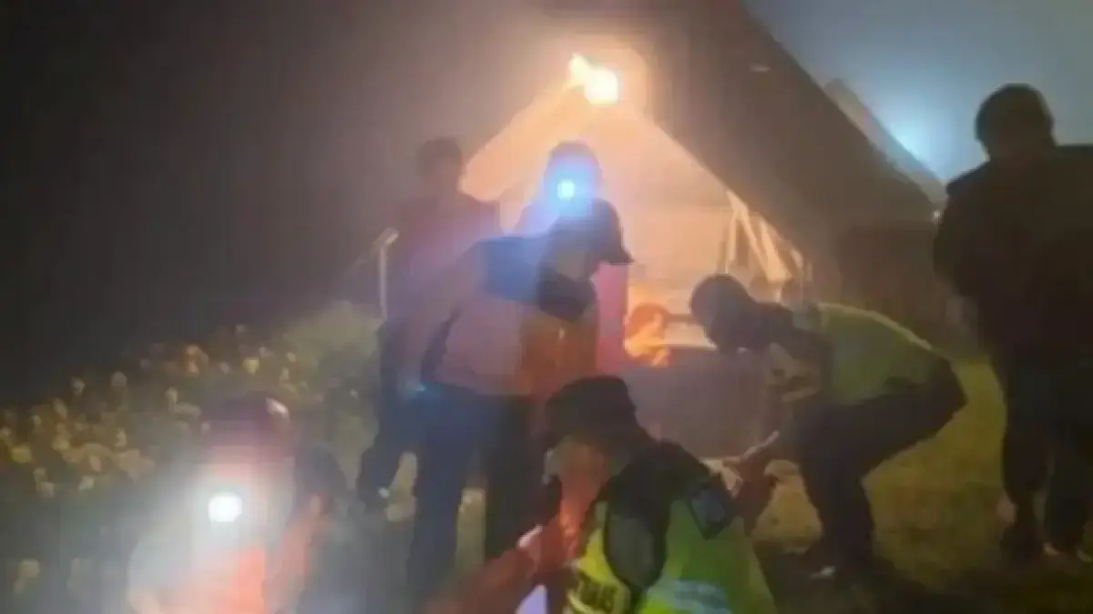 Petugas saat mengevakuasi empat korban dari tenda glamping di objek wisata Posong Desa Tlahab, Kecamatan Kledung, Kabupaten Temanggung, Rabu (27/5). (Radar Magelang/JawaPos.com)
