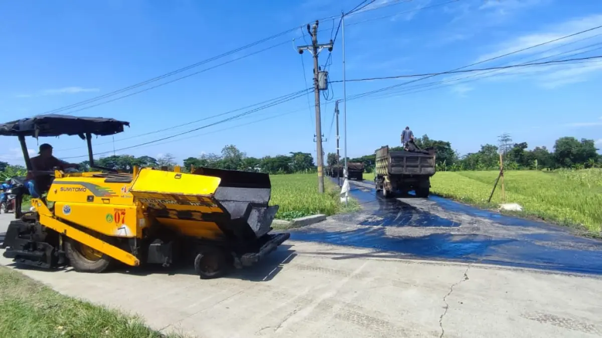 Proyek pengaspalan jalan di Kabupaten Sragen, belum lama ini. DPU Sragen terpaksa menghitung ulang 26 proyek, dampak kenaikan harga aspal. (Ahmad Khairudin/Radar Solo)