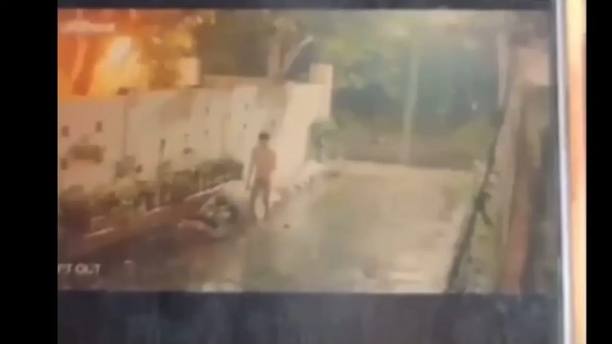 Rekaman CCTV pria telanjang di salah satu perumahan di Dusun Wonolapan, Desa Wonorejo, Kecamatan Gondangrejo, Karanganyar. (Rudi Hartono/Radar Solo)