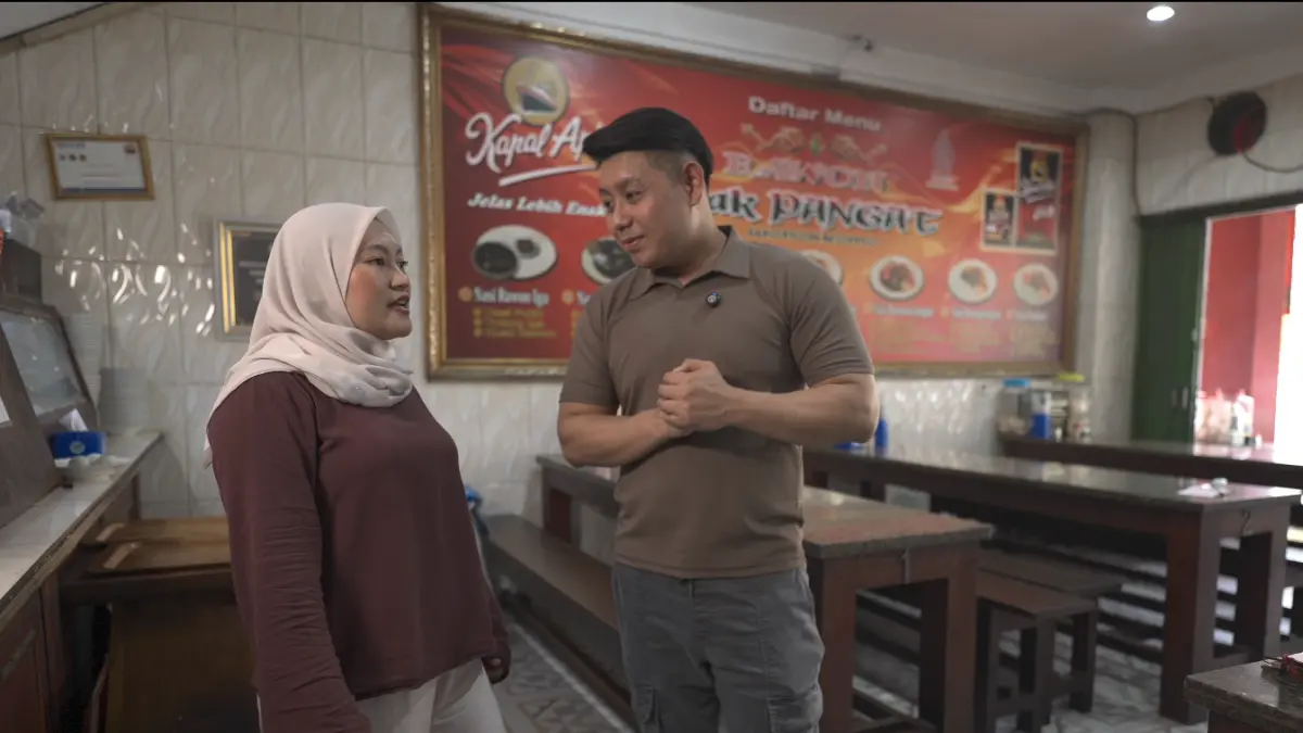 Tantri (kiri) pemilik bebek Pak Pangat. (ISTIMEWA)