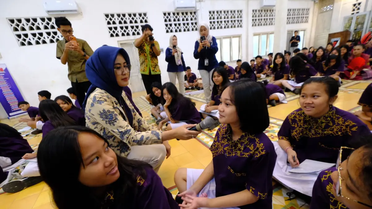 Wawali Astrid Widayani berinteraksi dengan siswa. (Humas Pemkot Solo)