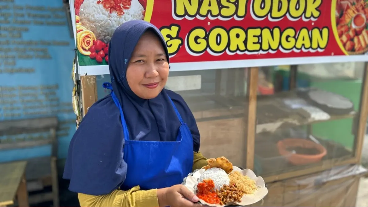 Evanti Herawati, ibu rumah tangga di Lampung yang berhasil menaikkan kelas usahanya dari sekadar menjual jajanan menjadi penyedia layanan keuangan inklusif melalui BRILink Agen. (DOK.BRI)