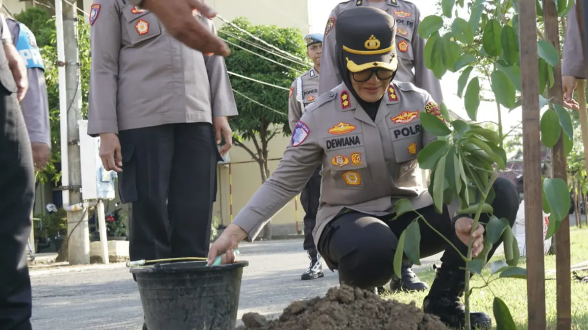 Kapolres Sragen AKBP Dewiana Syamsu Indyasari tanam pohon langka Padmonobo di kawasan Mapolres Sragen, Jumat (30/5/2026). (ISTIMEWA)