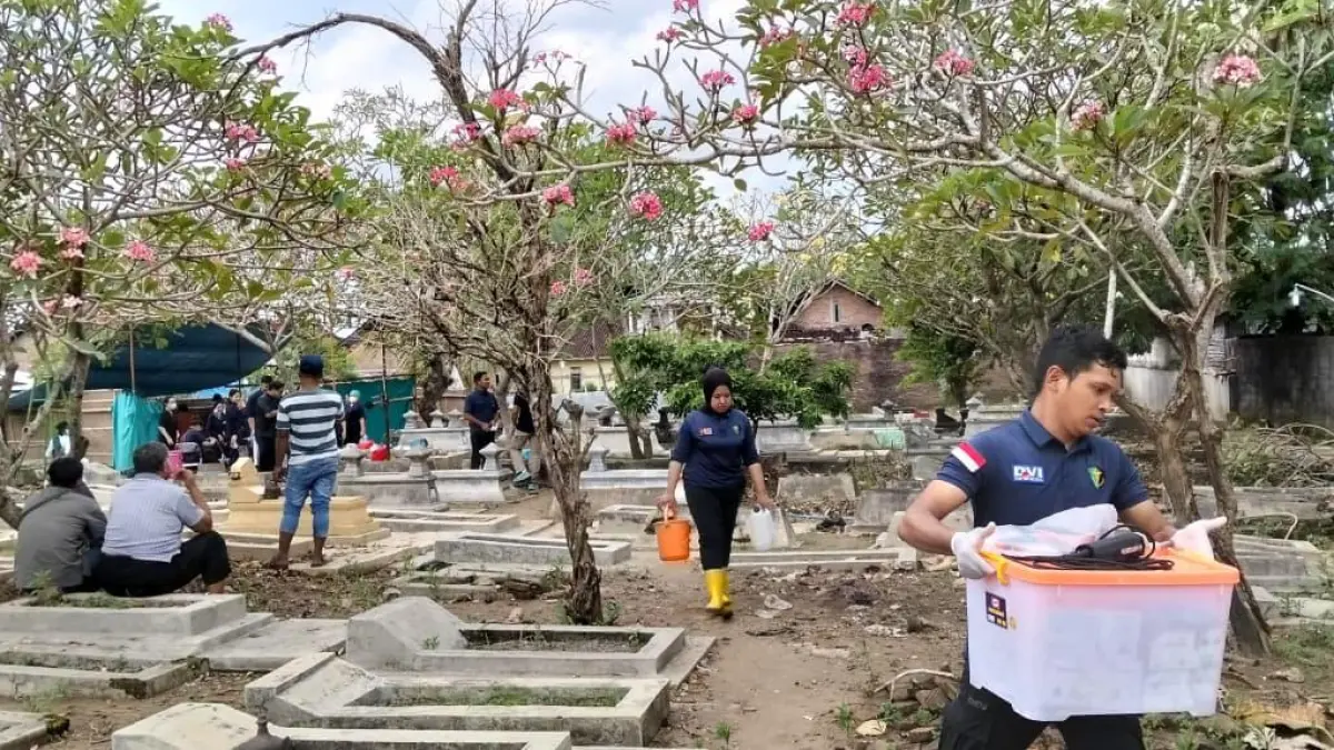 Pembongkaran makam di Tempat Pemakaman Umum (TPU) Desa Sindon, Dukuh Jantir RT 02 RW 01, Kecamatan Ngemplak, Boyolali, Sabtu (30/5/2026). Proses ini untuk mengungkap penyebab kematian seorang ibu rumah tangga yang janggal. (DOK.POLRES BOYOLALI)