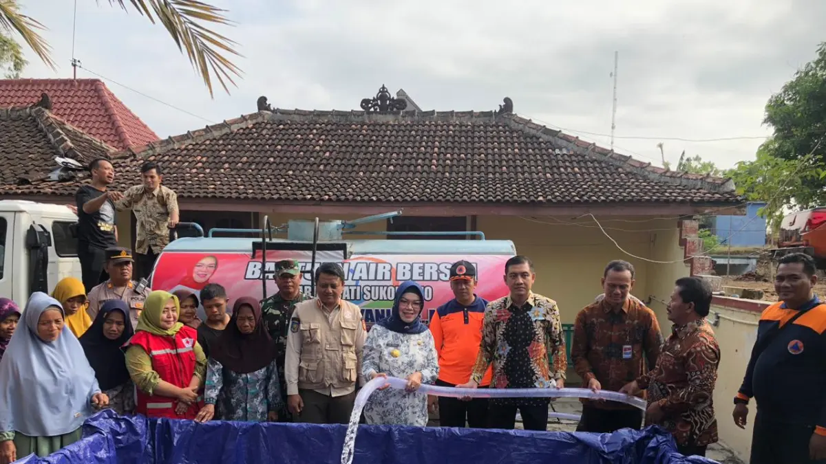 Bupati Sukoharjo Etik Suryani dan Wabup Eko Sapto Purnomo dropping air bersih di Kecamatan Bulu, 2025 lalu. (Iwan Kawul/Radar Solo) 