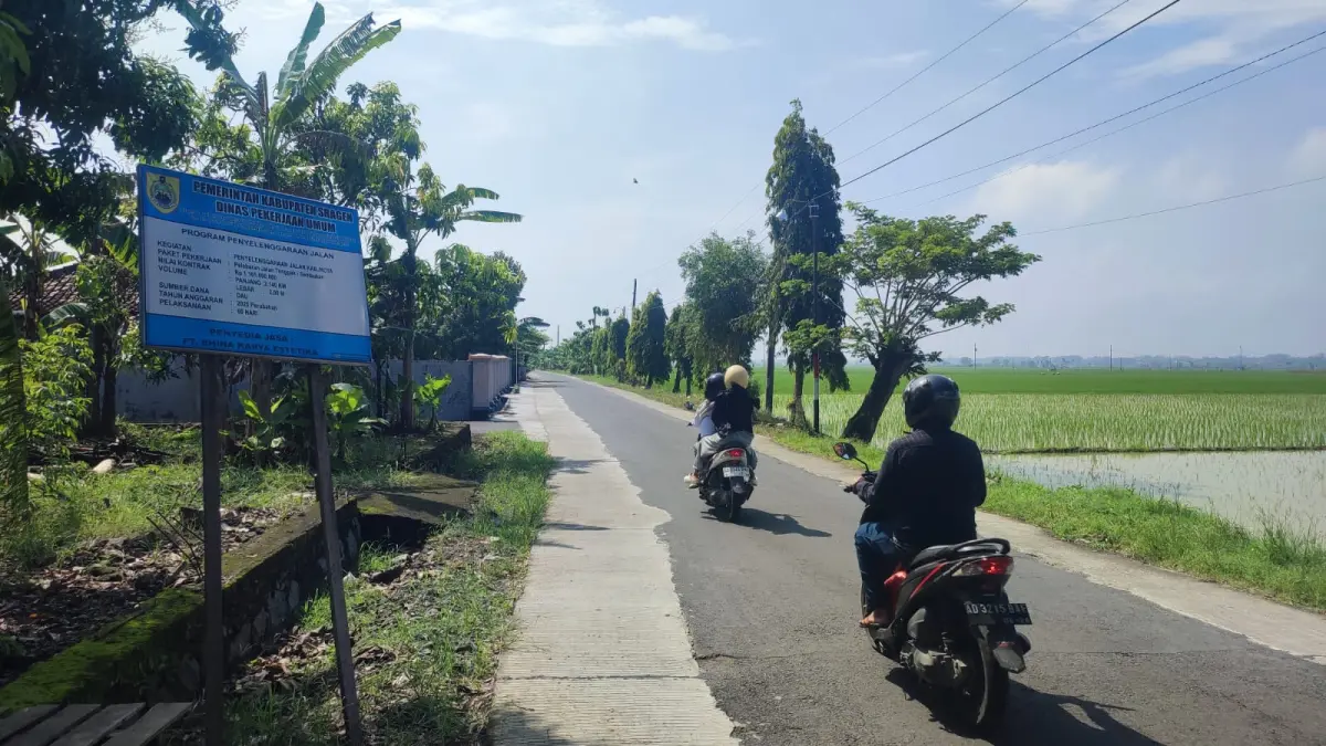 Jalan Tenggak hingga Sribit di Kecamatan Sidoharjo, Sragen kerap dilalui Menteri Bahlil untuk sungkem ke rumah mertua. (Ahmad Khairudin/Radar Solo)