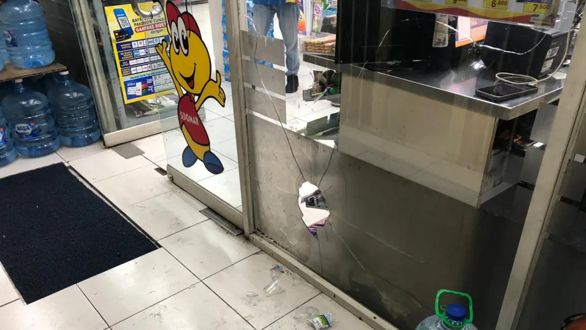 Kaca minimarket di Ngangkruk, Pengging, Boyolali pecah akibat bentrok massa, Minggu (31/5/2026). (Abdul Khofid/Radar Solo) 