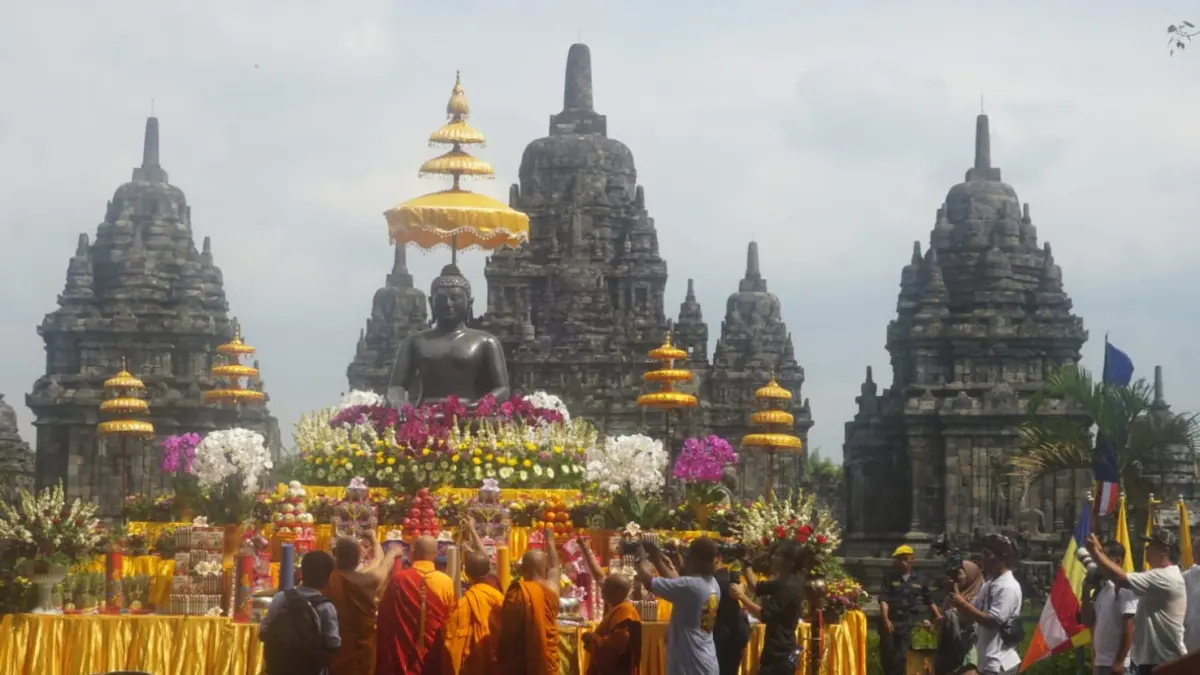 Para Bhikkhu Sangha saat melakukan ritual di Candi Sewu, Kompleks Candi Prambanan, Desa Bugisan, Kecamatan Prambanan, Klaten, Minggu (31/5/2026). (Angga Purenda/Radar Solo)