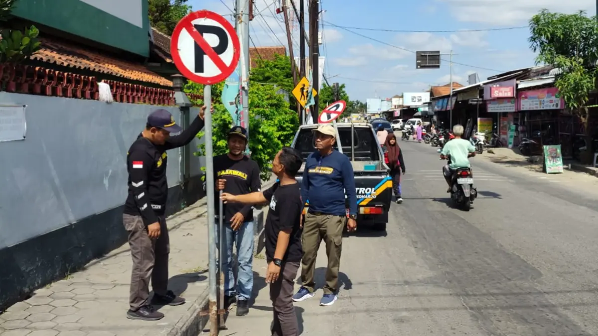 Pemasangan rambu larangan parkir di depan SMPN 1 Gatak, Sukoharjo. (Dok. Camat Gatak) 