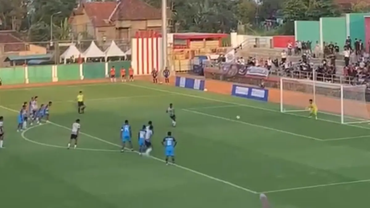 Penalti pemain Persebi Boyolali saat melawan Persipani di Stadion Kebogiro, Sabtu sore (31/5/2026). (HERNINDYA JALU/RADAR SOLO)