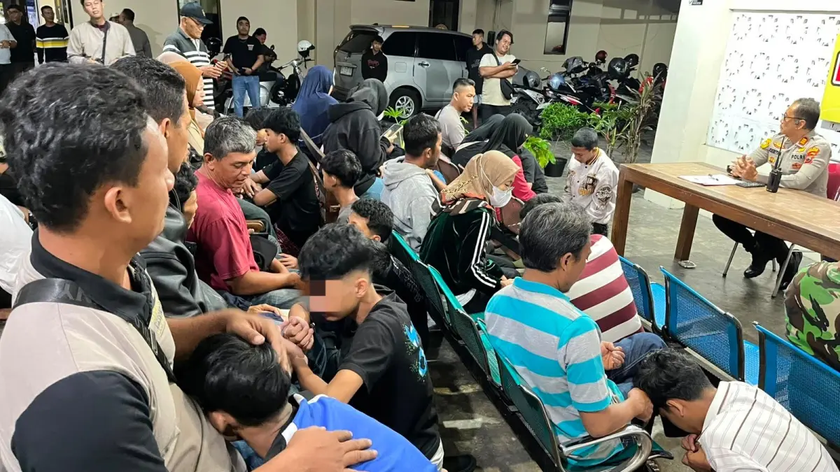 Remaja yang hendak tawuran diberi pembinaan bersama orang tuanya di Mapolsek Colomadu, Karanganyar, Jumat (29/5/2026). (Rudi Hartono/Radar Solo)