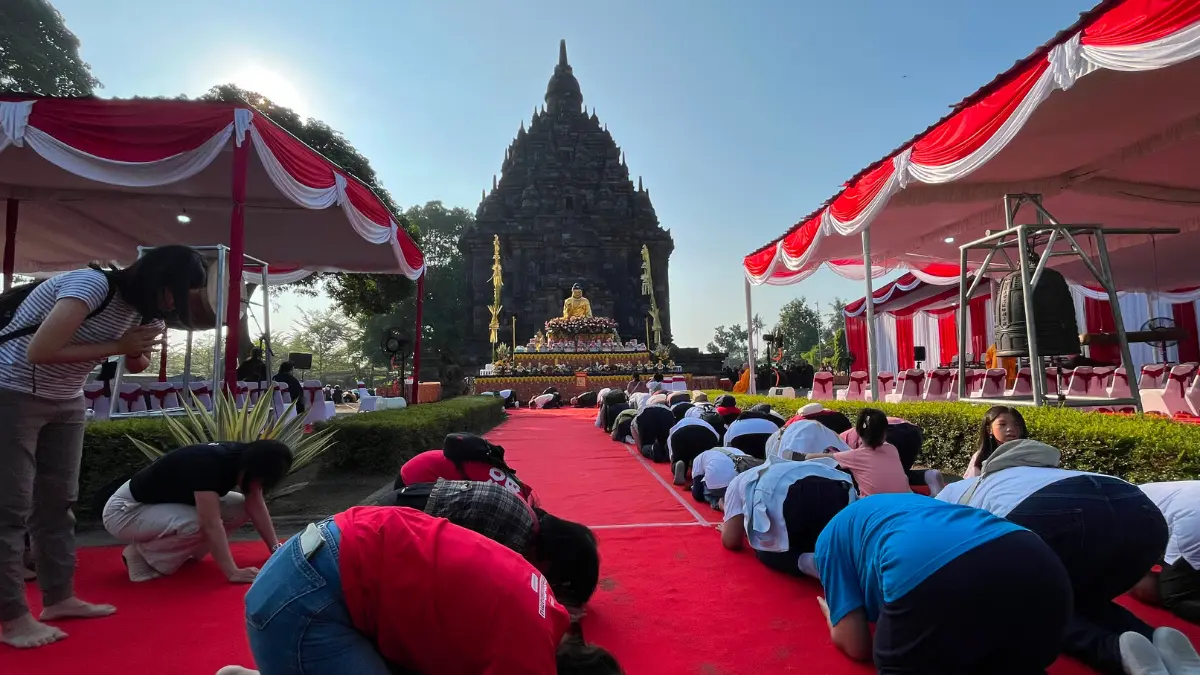 Ribuan Umat Buddha sedang melaksanakan ritual puja tiga langkah namaskara di Candi Sojiwan, Desa Kebondalem Kidul, Kecamatan Prambanan, Klaten, Jawa Tengah. (M.Ihsan/Radar Solo)