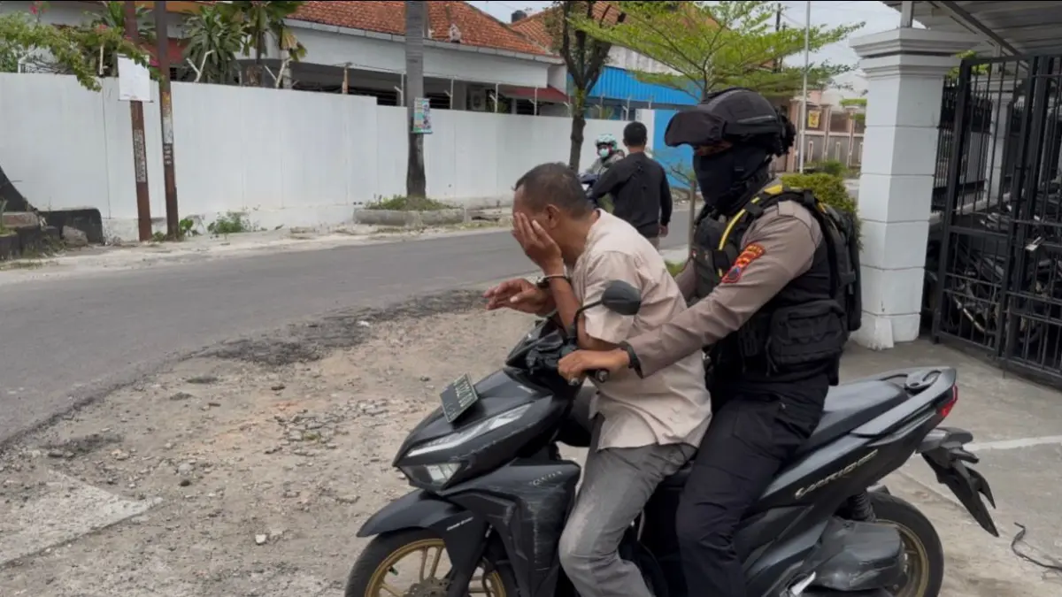 Terduga pelaku percobaan pencurian di sebuah proyek pembangunan rumah di wilayah Kadipiro, Kecamatan Banjarsari diamankan Polresta Solo. (ANTONIUS CHRISTIAN/RADAR SOLO) 