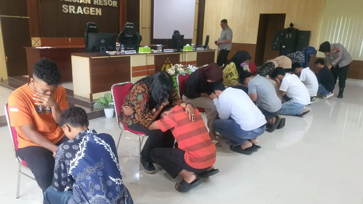 Tujuh pelajar pelaku pocong jadi-jadian dihukum sungkem ke orang tuanya di Mapolres Sragen, Jumat (29/5/2026). (Ahmad Khairudin/Radar Solo)