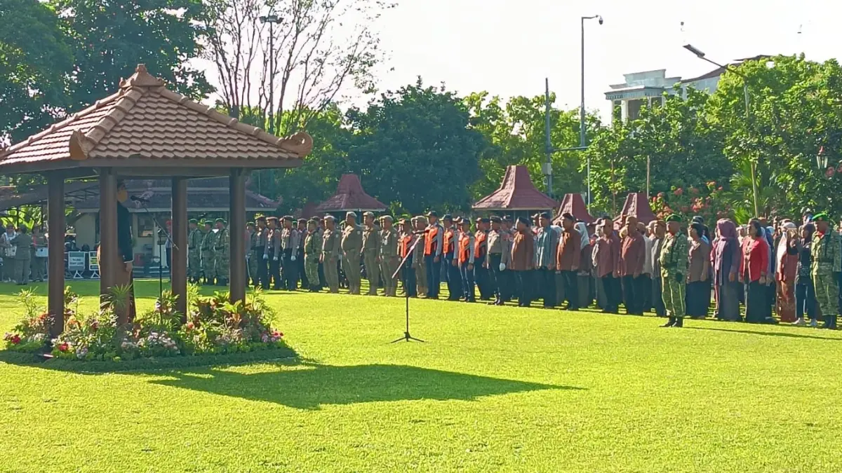 Bupati Klaten Hamenang Wajar Ismoyo pimpin upacara Hari Lahir Pancasila di halaman Pendapa Pemkab Klaten. (Angga Purenda/Radar Solo)