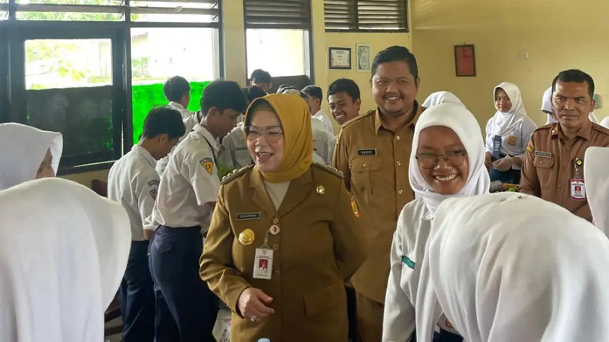Ilustrasi Bupati Sukoharjo Etik Suryani bersama Kepala Disdikbud Havid Danang Purnomo Widodo di salah satu SMP, belum lama ini. (IWAN KAWUL/RADAR SOLO)