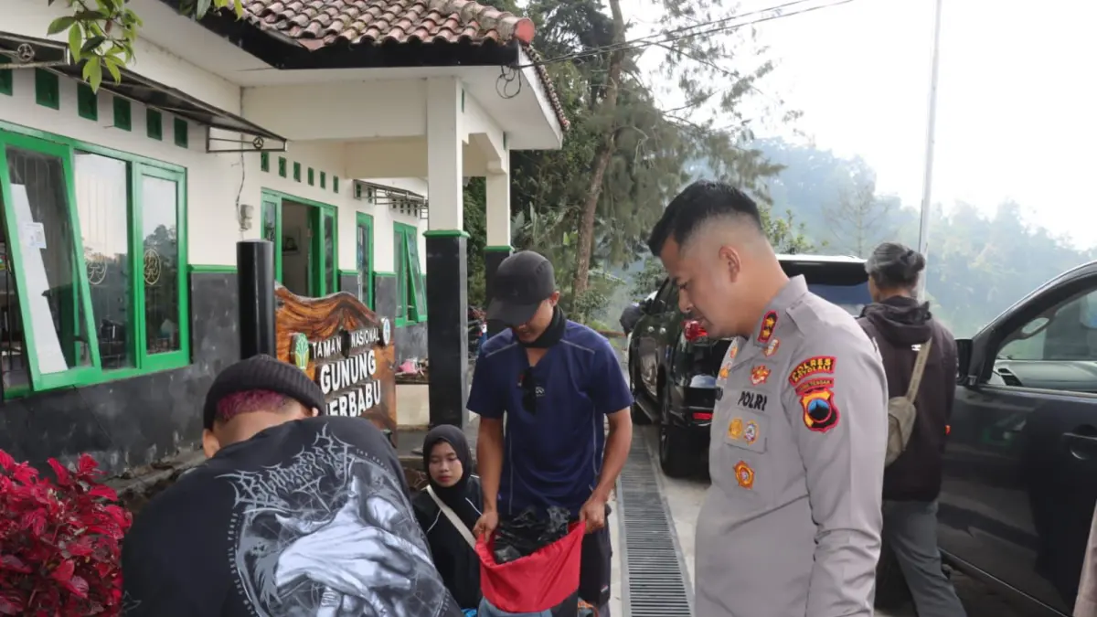 Kapolres Boyolali AKBP Indra Maulana Saputra menyosialisasikan keselamatan pendakian kepada ratusan pendaki di Balai Taman Nasional Gunung Merbabu Jalur Selo, Minggu (31/5/2026). (DOK.POLRES BOYOLALI)