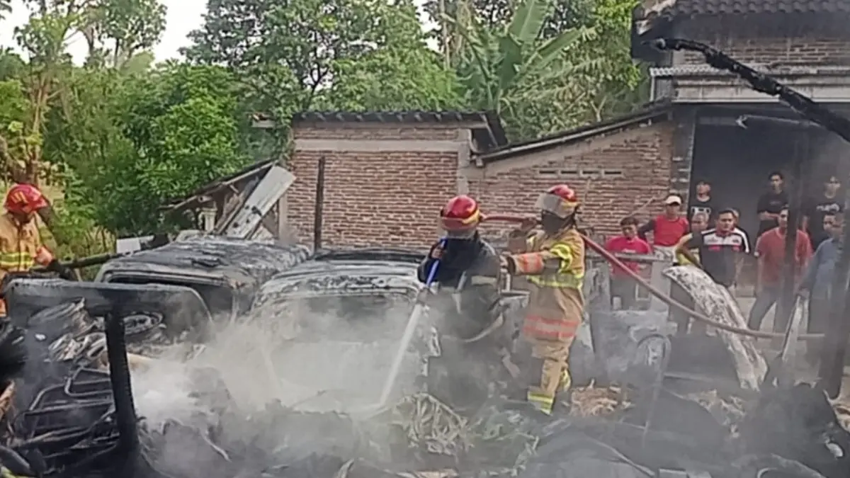 Kebakaran gudang sparepart di Kampung Canden RT 03 RW 01, Desa Rejosari, Kecamatan Polokarto, Sukoharjo, Senin (1/6) sore. (Dok. Damkar Sukoharjo) 