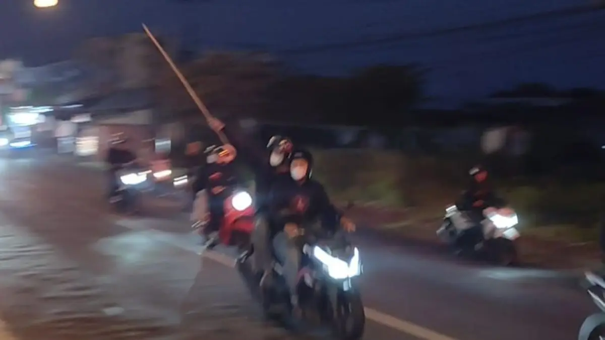 Massa yang konvoi terekam kamera warga membawa semacam potongan kayu. Aksi ini berujung bentrok di Pengging, Banyudono, Boyolali, Minggu (31/6/2026). (TANGKAPAN LAYAR)