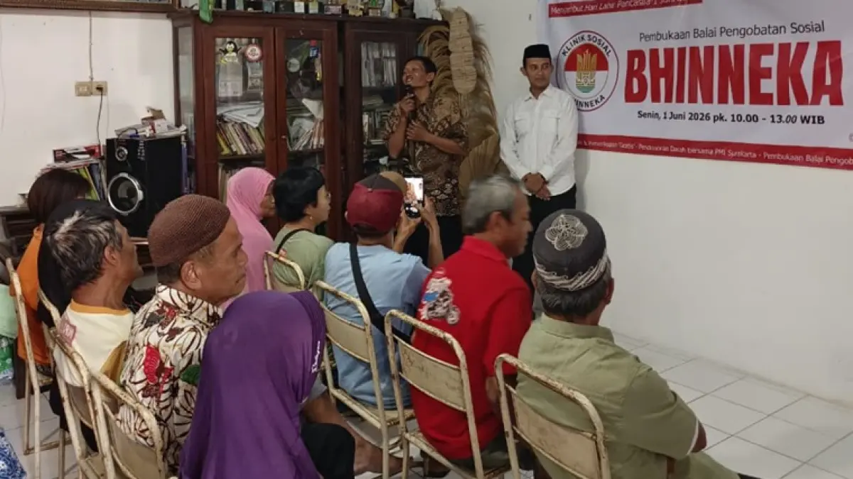 Masyarakat datang berobat saat launching Balai Pengobatan Sosial Bhinneka di Kelurahan Joyontakan, Serengan, Solo, Senin (1/6).