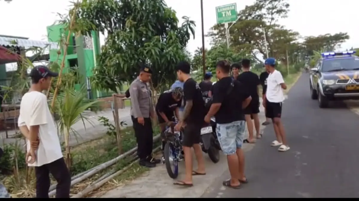 Polisi gagalkan aksi balap liar oleh pemuda akamsi di jalan tengah sawah antara Desa Klumprit dan Joho, Kecamatan Mojolaban, Sukoharjo, Senin sore (1/6). (Iwan Kawul/Radar Solo)