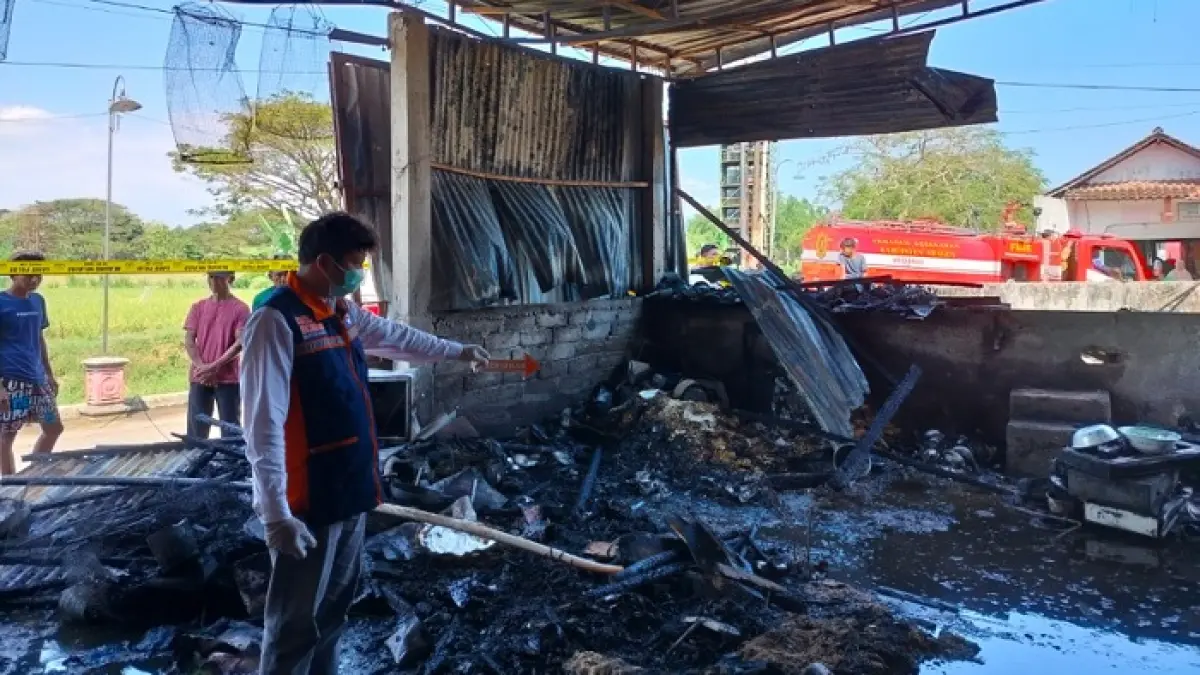 Rumah di Dukuh Bulaksari RT 01/RW 08, Desa Nglorog, Kecamatan Sragen Kota terbakar pada Jumat (29/5/2026) siang. (Ahmad Khairudin/Radar Solo)