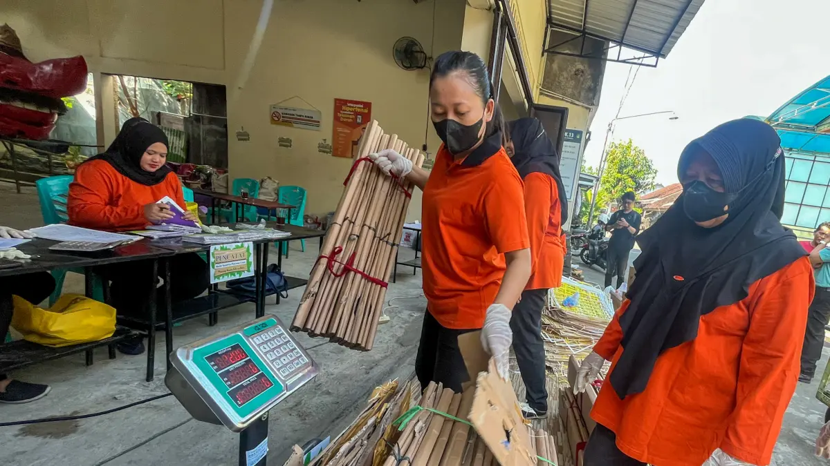 Warga RW 13 Pucangsawit, Jebres, Solo menimbang limbah rumahan di Bank Sampah Pucang Cuan, Senin (1/6). (M IHSAN/RADAR SOLO)
