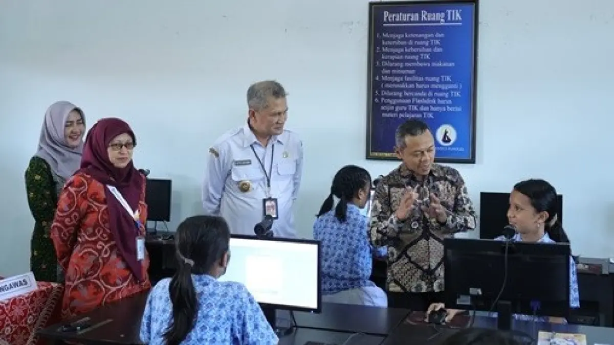 Bupati Wonogiri Setyo Sukarno bersama Wamendikdasmen Fajar Riza Ul Haq meninjau persiapan TKA di SD Kanisius Wonogiri beberapa waktu lalu. (IWAN ADI/RADAR SOLO)