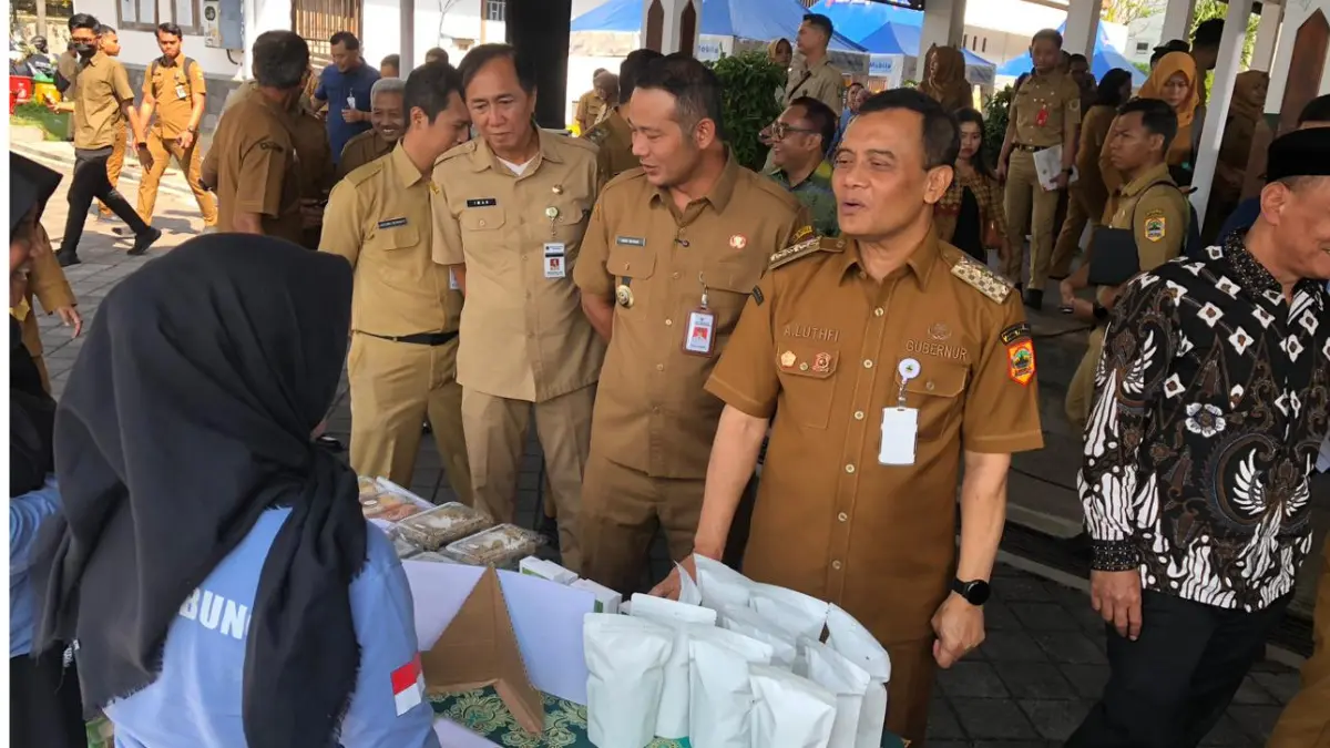 Gubernur Jateng Ahmad Luthi meninjau stan UMKM di sela agenda Rembug Pembangunan Provinsi Jawa Tengah Tahun 2026 yang digelar di Pendopo Alun-Alun Kidul Boyolali, Selasa (2/6/2026).&nbsp;(ABDUL KHOFID/RADAR SOLO)