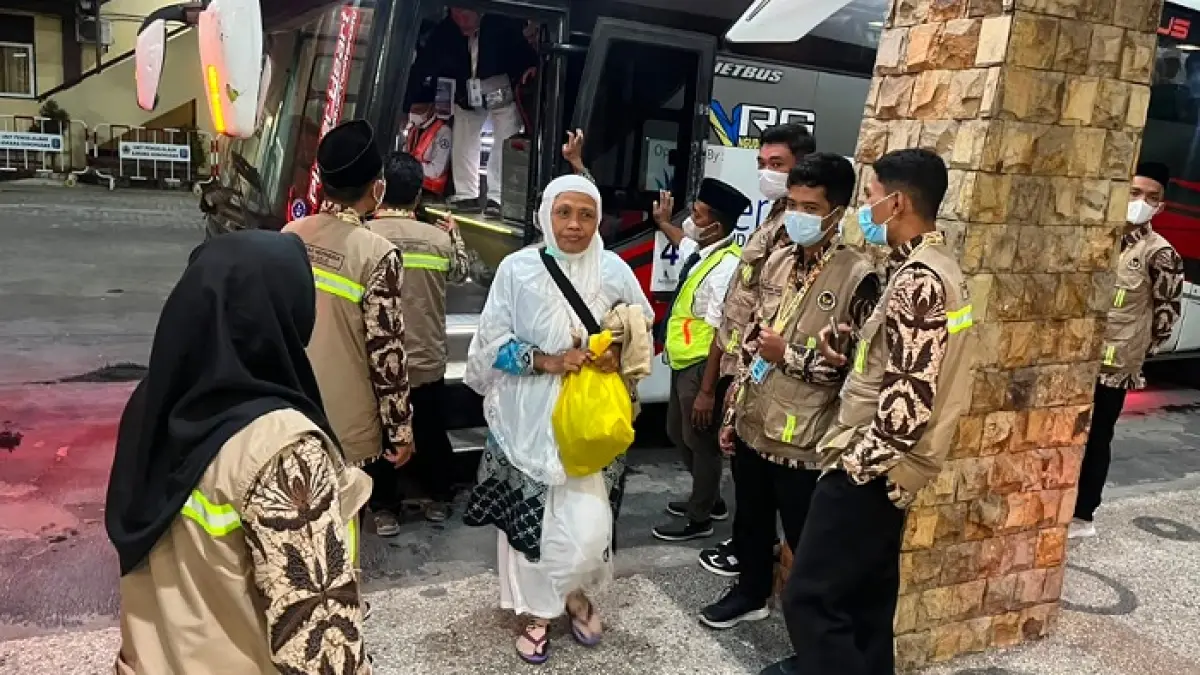 Jemaah haji Kloter 1 Debarkasi Solo tiba di Bandara Adi Soemarmo, Selasa (2/6/2026) malam. (M.IHSAN/RADAR SOLO)

&nbsp;