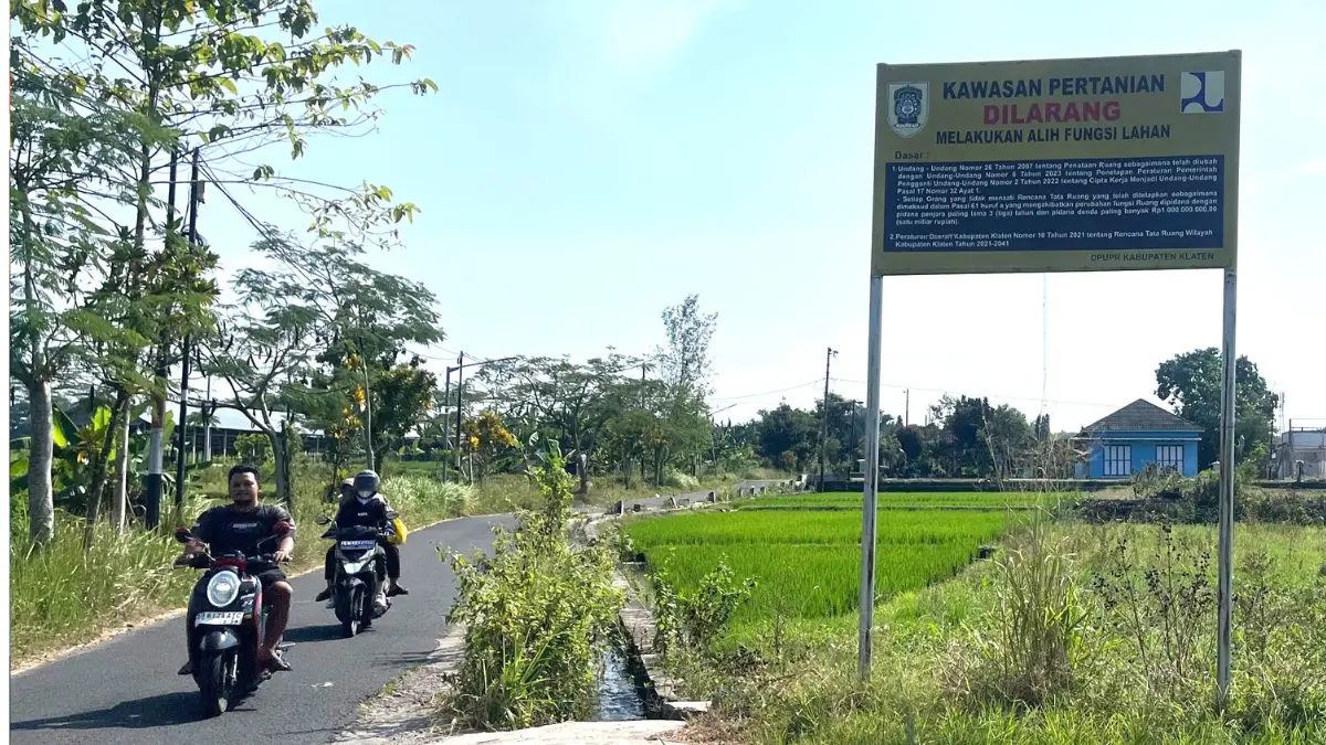 Papan peringatan terkait larangan ahli fungsi terhadap lahan persawahan di Ngabeyan, Karanganom, Klaten. (M IHSAN/RADAR SOLO)