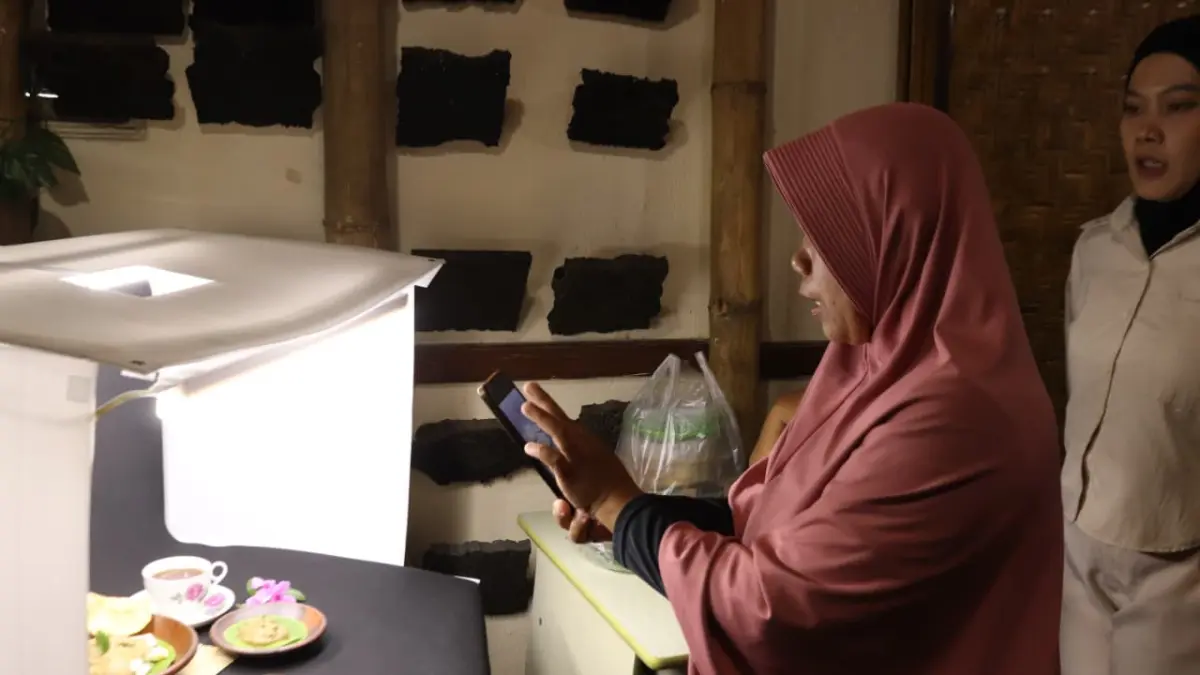 Pelaku usaha kuliner Kampung Batik Kauman mengikuti pelatihan fotografi untuk mendorong pemasaran produk mereka, Selasa (2/6). (Alfida Nurcholisah/Radar Solo)
