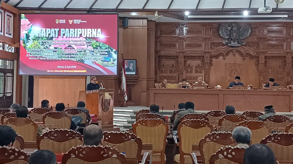 Rapat paripurna dengan agenda Penyampaian Pemandangan Umum Fraksi terhadap Dua Rancangan Peraturan Daerah (Raperda) di Gedung Paripurna DPRD Klaten, Selasa (2/6/2026). (Angga Purenda/Radar Solo)