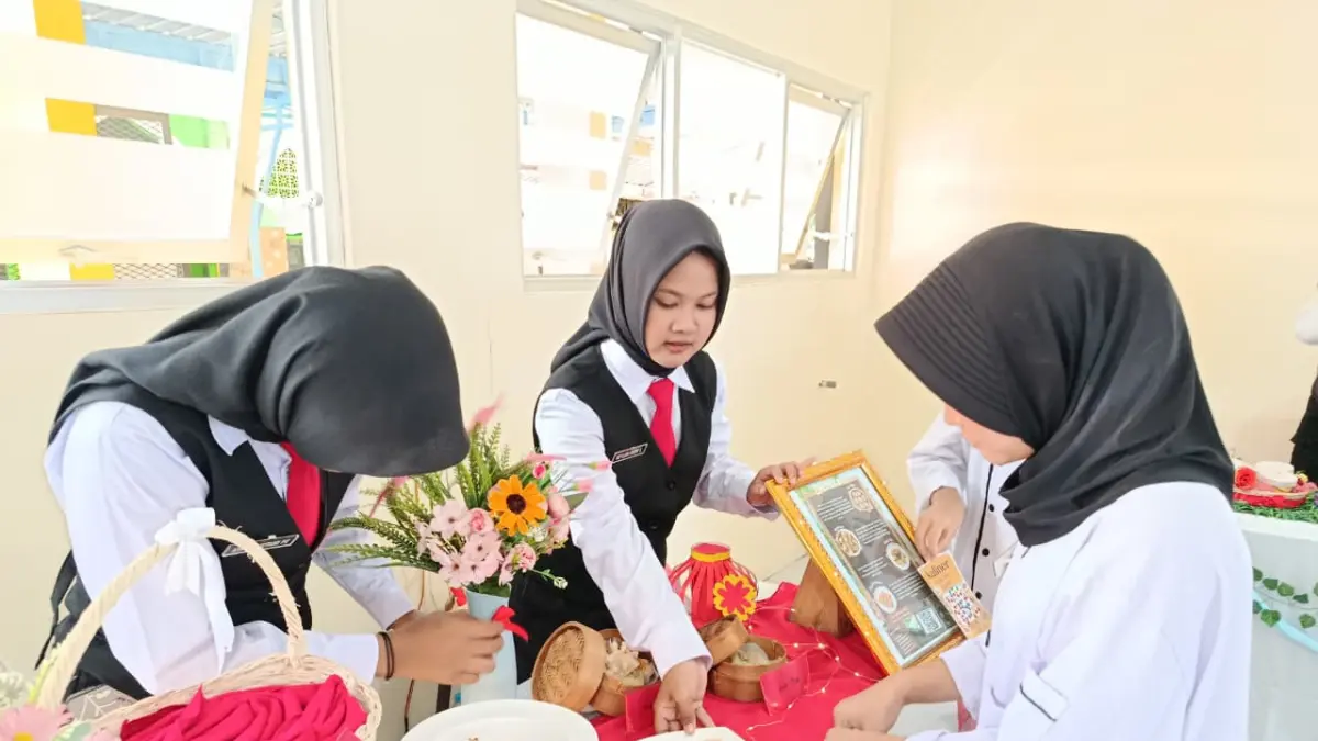 Siswa menampilkan kuliner hasil karya terbaiknya dalam Gelar Karya Ke-5 yang digelar SMKN 7 Solo, Selasa (2/6). (Alfida Nurcholisah/Radar Solo)