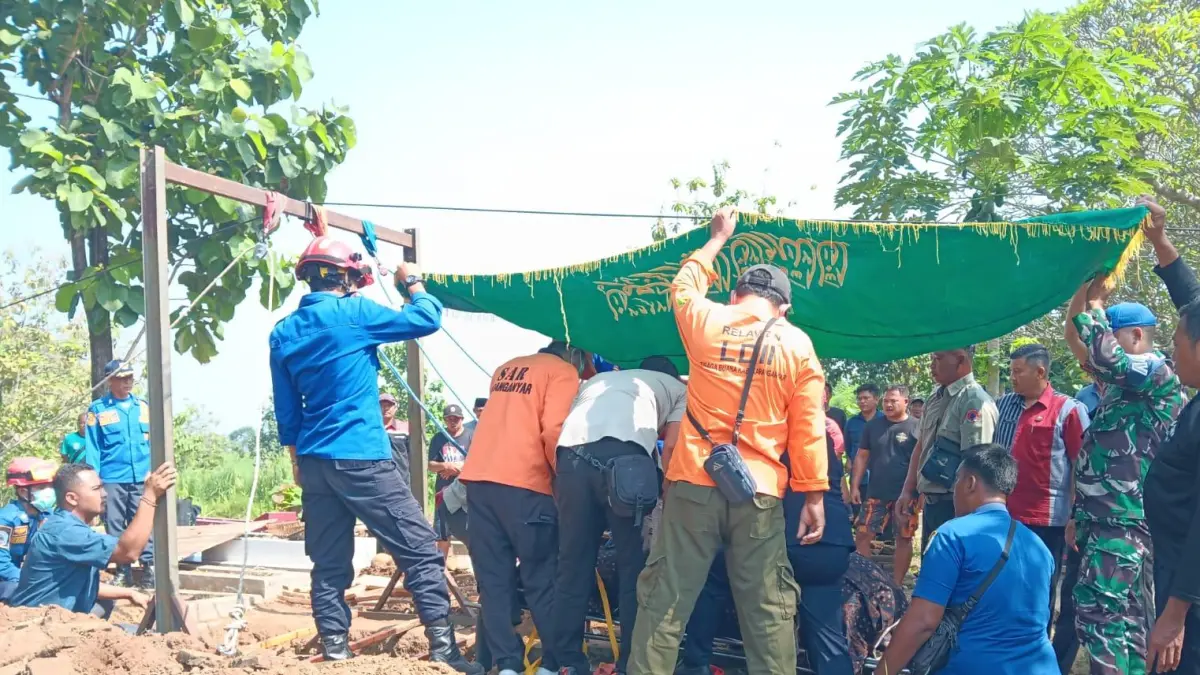 Tim Gabungan saat melakukan proses pemakaman terhadap warga obesitas di Kelurahan Jungke, Kecamatan Karanganyar, Selasa (2/6/2026). (Rudi Hartono/Radar Solo) 