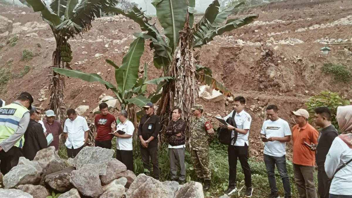 Tim OPD Pemkab Karanganyar monitoring pengerukan lahan untuk wisata baru di Desa Berjo, Ngargoyoso, Jumat (29/5/2026). (Rudi Hartono/Radar Solo)
