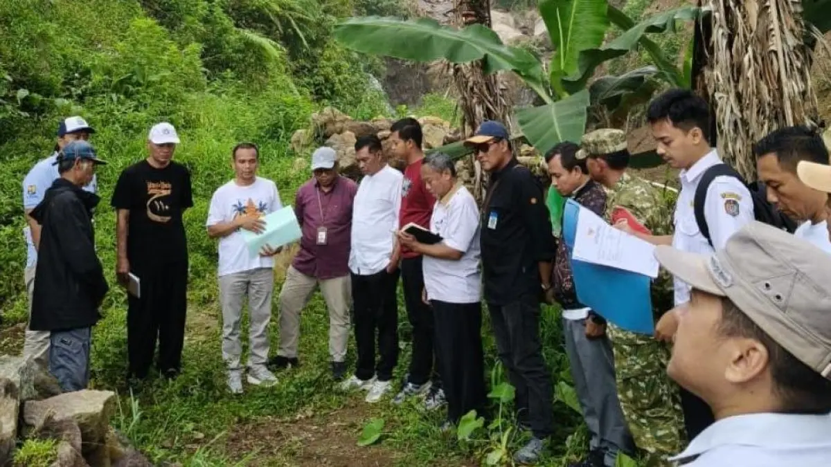 Tim OPD Pemkab Karanganyar sidak pengembangan wisata di Berjo, Ngargoyoso yang dikeluhkan masyarakat sekitar, Jumat (29/5/2026). (Rudi Hartono/Radar Solo)