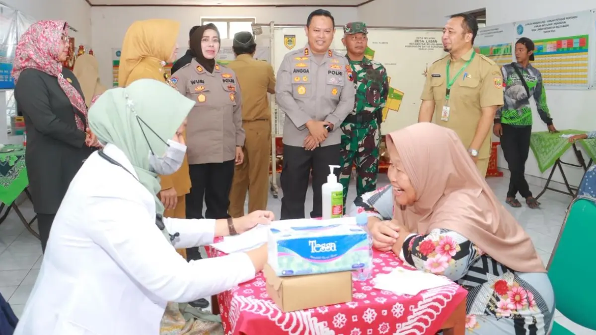 Tracing TB paru oleh dinkes dan Polres Sukoharjo di balai Desa Laban, Kecamatan Mojolaban, Sukoharjo, Selasa (2/6). (IWAN KAWUL/RADAR SOLO)