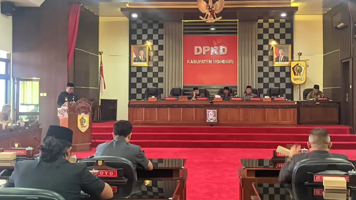 Wabup Wonogiri Imron Rizkyarno saat membacakan penjelasan Bupati Wonogiri saat rapat paripurna DPRD Wonogiri, Selasa (2/6/2026). (IWAN ADI/RADAR SOLO)