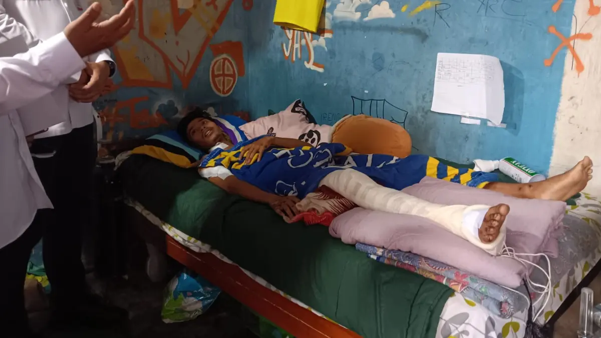 Aldino berbaring di kediamannya Desa Sidowayah, Kelurahan Kabupaten, Kecamatan Klaten Tengah, Klaten, Rabu (3/6/2026). (Angga Purenda/Radar Solo)